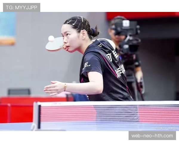 何卓佳训练完啃鸡腿那一下，真把自律和放纵焊一块儿了
