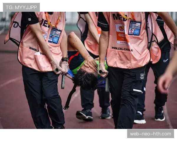 蒋圣龙这训练完直接躺平吃泡面的样子，真不像年薪几百万的主